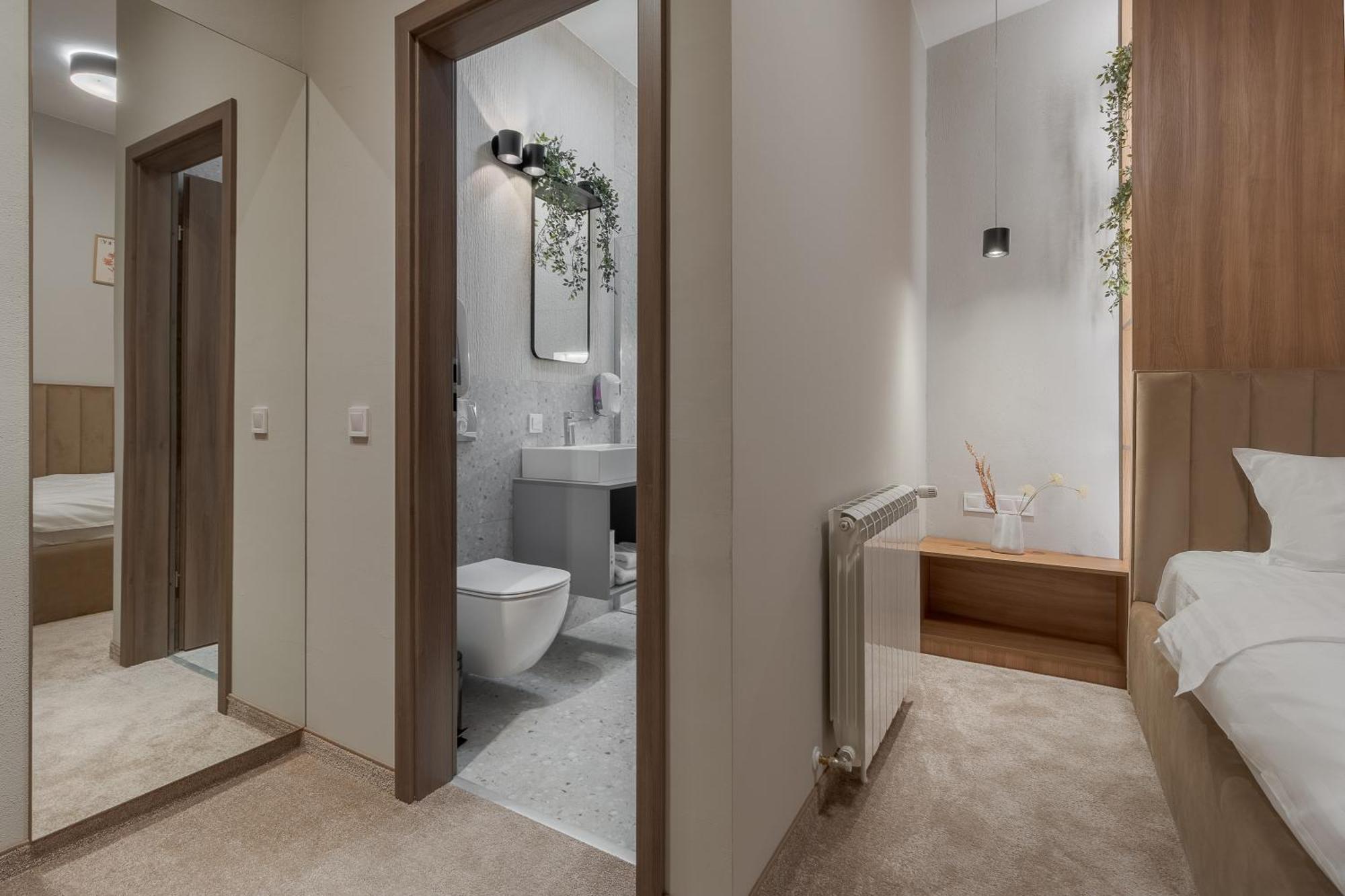 Oasis Rooms Oradea Buitenkant foto